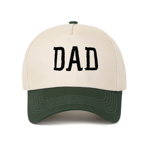 Detaillierte Stickerei der DAD-Buchstaben auf einer zweifarbigen Baseballkappe