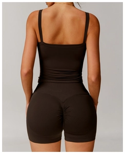 Détail de la couture froncée push-up sur le short de sport taille haute café foncé