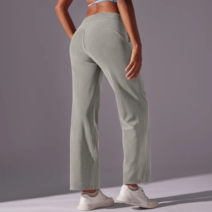 Vista trasera detallada de pantalones deportivos de pana gris con textura de tela