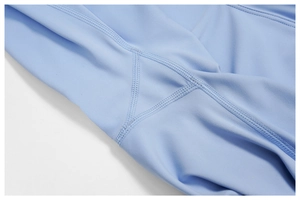 Dettaglio macro del tassello triangolare rinforzato e cuciture piatte dei pantaloncini