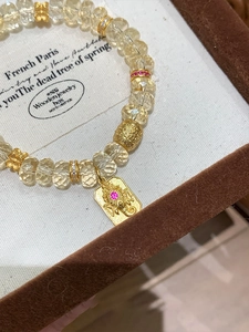 Détail du bracelet en perles avec pendentif Ganesha doré et pierres facettées