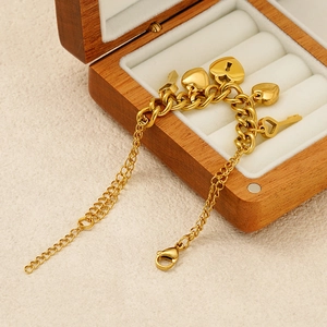 Lussuoso bracciale in acciaio al titanio placcato oro 18K con ciondoli a cuore e chiave