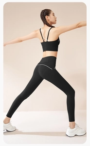 Dettaglio dei leggings yoga a vita alta con cuciture bianche a contrasto per modellare