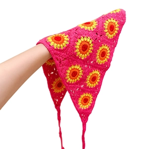 Bandana au crochet rose avec motifs tournesols et attaches pour un style bohème
