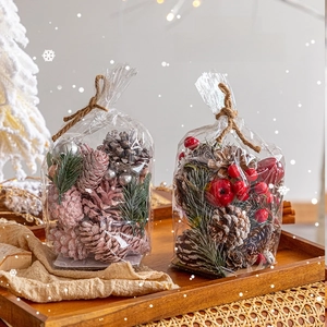Kit déco sapin avec pommes de pin et baies rouges sur un plateau en bois brun