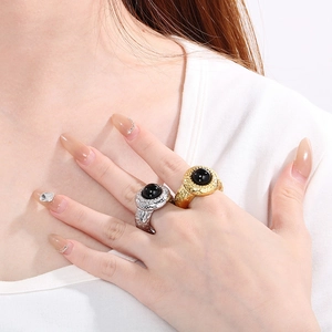 Vue détaillée d'une bague large martelée avec grosse pierre noire en or et en argent