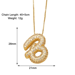 Détail du pendentif lettre B dorée à l'or 18K serti de zircons avec chaîne box