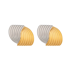 Détail de boucles d'oreilles nervurées en forme d'éventail bicolore or et argent