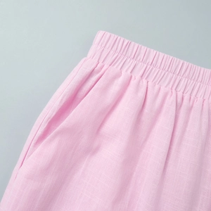 Detail von elastischem Bund und Seitentaschen an hellrosa Baumwoll-Leinen-Hose