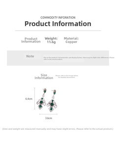 Gros plan de boucles d'oreilles vintage en forme d'arbre avec zircons vert goutte