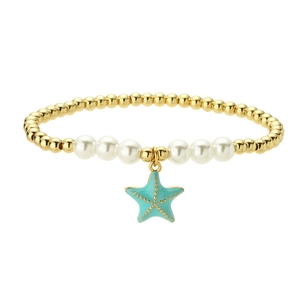 Bracciale a sfere dorate con perle bianche e un ciondolo a stella marina blu su sfondo bianco