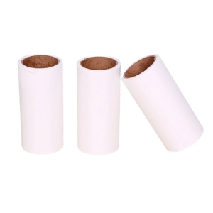 Set van drie witte reserve-plakrollen voor kledingrollers op een witte achtergrond