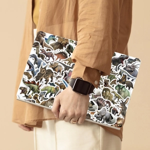 Realistische Jurassic Dinosaurier Aufkleber auf einem Laptop in einer gemütlichen Umgebung