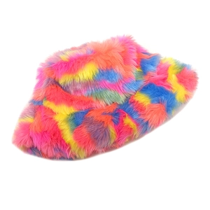 Détail du chapeau bob en fausse fourrure colorée montrant la texture douce et l'effet arc-en-ciel