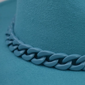 Himmelblauer Filzhut aus Wolle mit einer klobigen farblich passenden Kette und Textur