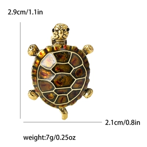 Fashionable enamel turtle brooch in gold metal with dimensions 2.9cm x 2.1cm and 7g weight