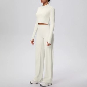 Détail d'un ensemble de sport beige avec veste à glissière, passe-pouces et pantalon yoga