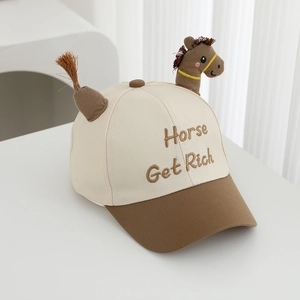 Détail de casquette bébé avec oreilles de cheval 3D en peluche et broderie Horse Get Rich