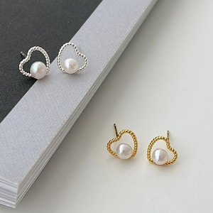 Minimalist 925 silver hollow heart stud earrings with white freshwater pearls in gold and silver