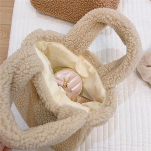 Gros plan de l'intérieur d'un sac à main en peluche blanche montrant sa doublure douce