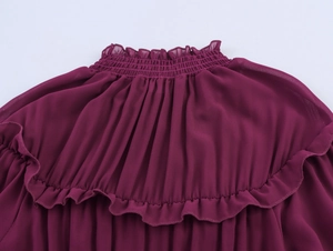 Détail du col montant smocké et des volants sur cette robe en mousseline bordeaux