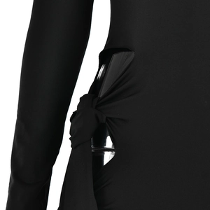 Détail de la robe noire à manches longues avec découpe latérale et nœud à lacets