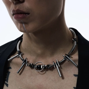 Collana punk industriale in metallo con sfera nera centrale e perle geometriche