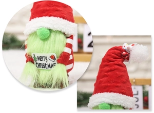 Détail d'un gnome de Noël avec bonnet à pois rouges et barbe en peluche verte