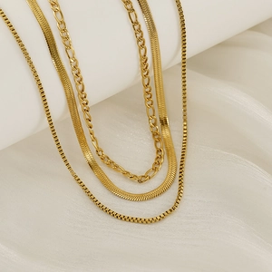 Ensemble de colliers superposés en acier titane doré avec mailles serpent et box