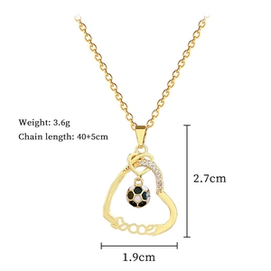 Détails du pendentif foot cœur avec dimensions 2,7x1,9cm et chaîne de 40+5cm de long