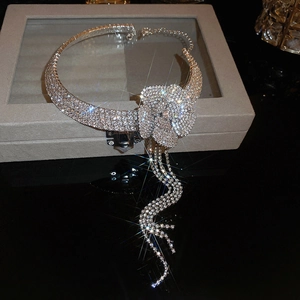Dettaglio della collana choker a fiore con strass e lunghe nappe su scatola di velluto