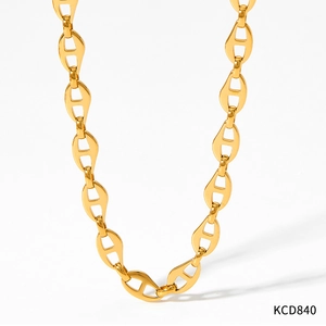 Gros plan sur un collier à mailles de marin en acier inoxydable doré brillant
