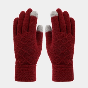 Detail der weinroten Strickhandschuhe mit Touchscreen-Fingerspitzen und Rautenmuster