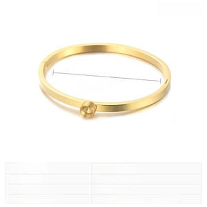 Dettaglio macro del bracciale rigido in acciaio dorato 4mm con attacco cilindrico