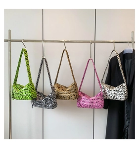 Détail de sacs fourre-tout à motif léopard en diverses couleurs et doubles fermetures