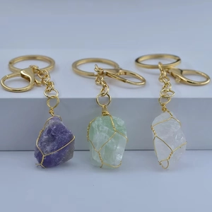 Porte-clés fait main en fil doré avec cristaux naturels bruts d'améthyste et fluorite