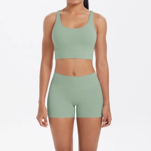Gros plan sur l'ensemble de yoga vert menthe avec brassière et short de cycliste taille haute