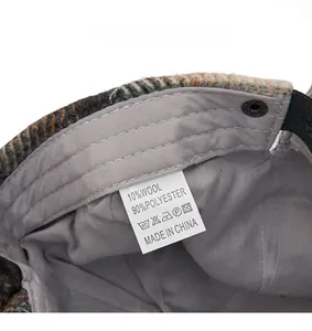 Détail de l'intérieur de la casquette avec étiquette 10% laine et bandeau de confort