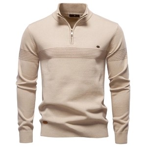 Dettaglio di maglione in cotone premium con mezza zip, collo alto e etichetta in pelle