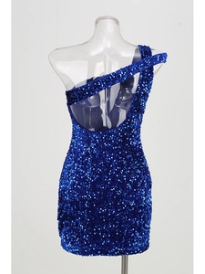 Détail de la robe à paillettes bleues montrant le dos nu et le tissu scintillant