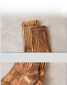 Dettaglio calze di cotone tie-dye marroni e gialle con risvolti elastici a costine
