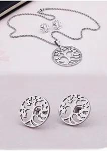 Détail de la parure arbre de vie argentée avec pendentif serti de cristaux et clous