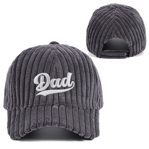 Détail d'une casquette en velours côtelé gris avec broderie Dad et sangle réglable