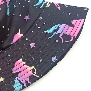 Cappello a secchiello nero con unicorno cielo stellato e tesa rinforzata con cuciture