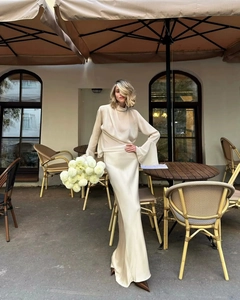 Ensemble jupe longue et haut col montant en satin champagne au fini soyeux chic