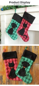 Détail de chaussettes de Noël à carreaux avec silhouettes d'animaux, peluche et grelots
