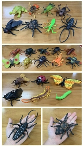 Detaillierte realistische Insektenspielzeugmodelle wie Spinnen und Skorpione im Handvergleich