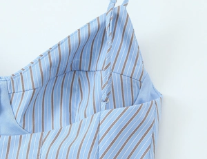 Détail d'un top en popeline à rayures bleues avec bretelles réglables et texture du tissu