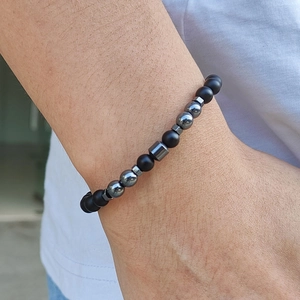 Fashionable beaded bracelet with matte black natural stones and metallic magnetic beads