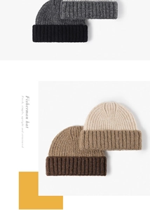 Présentation de bonnets en tricot noir, gris, kaki et marron avec une texture épaisse